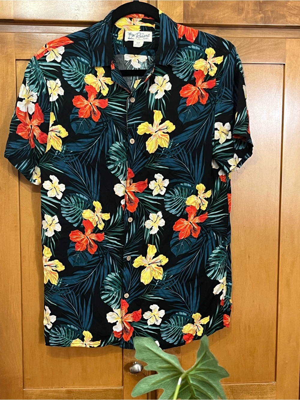 Aeropostale The Resort Shirt Men’s Small Short Sleeve Hawaiian Floral Button Up